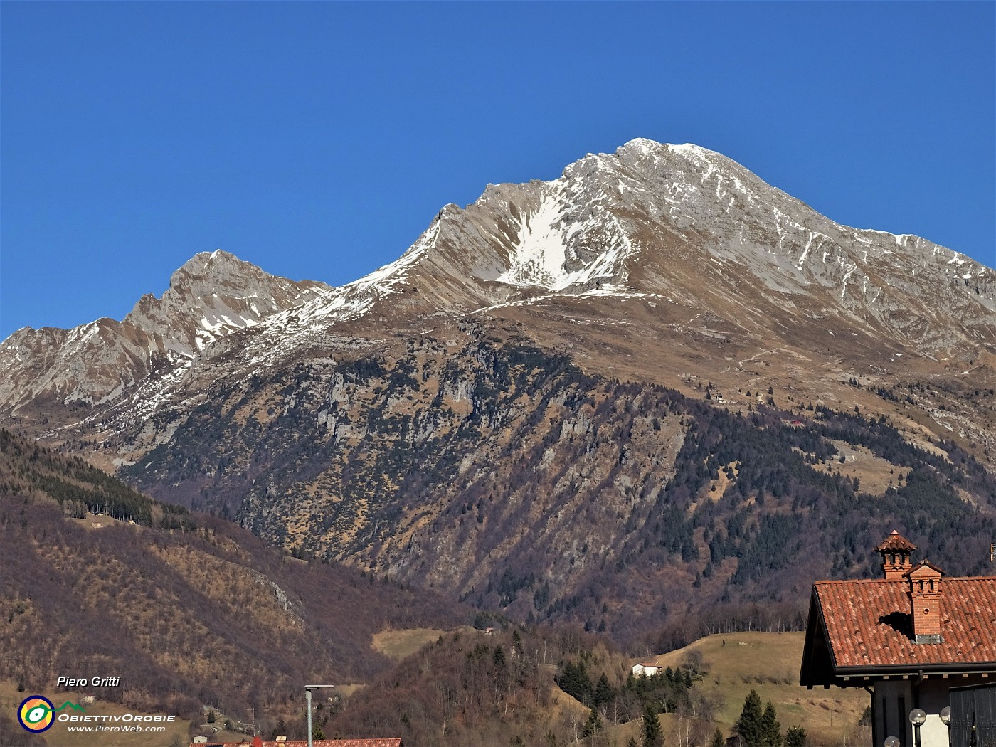 12 Pizzo Arera (2512 m) dal roccolo di Valpiana.JPG